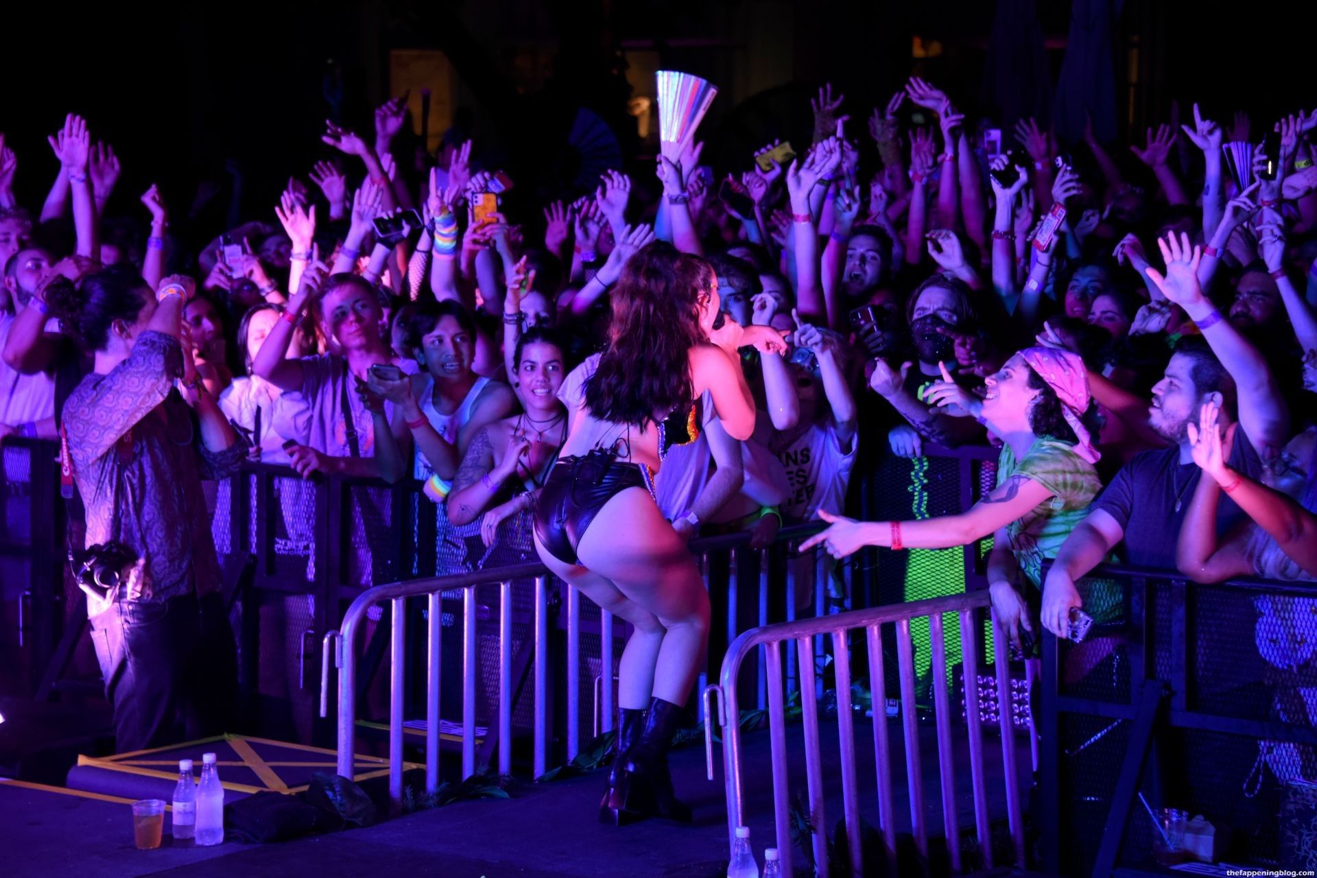 Charli-XCX-Sexy-on-Stage-22-thefappeningblog.com_.jpg