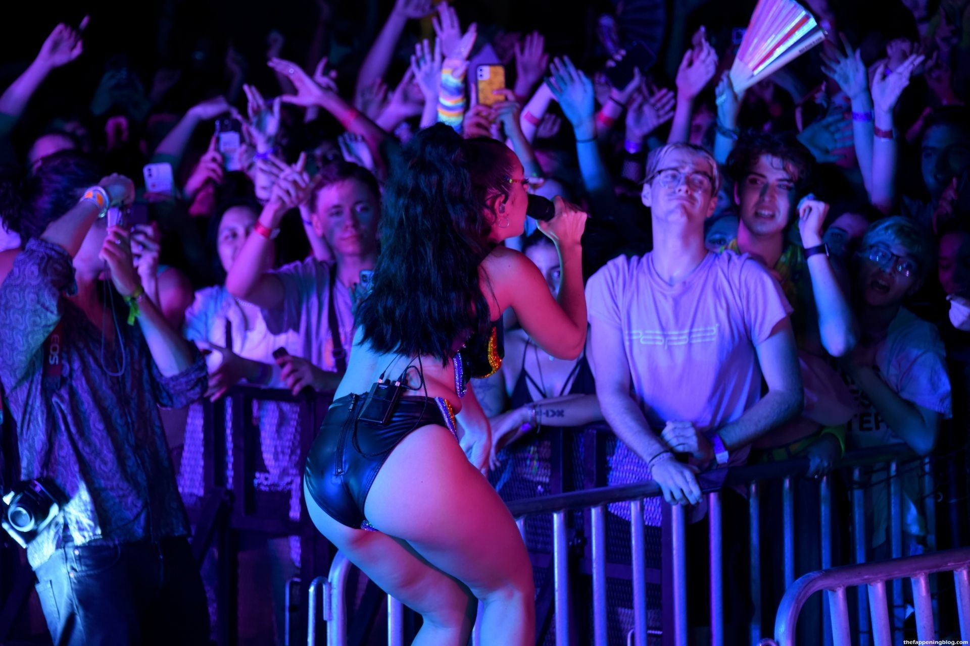 Charli-XCX-Sexy-on-Stage-23-thefappeningblog.com_.jpg