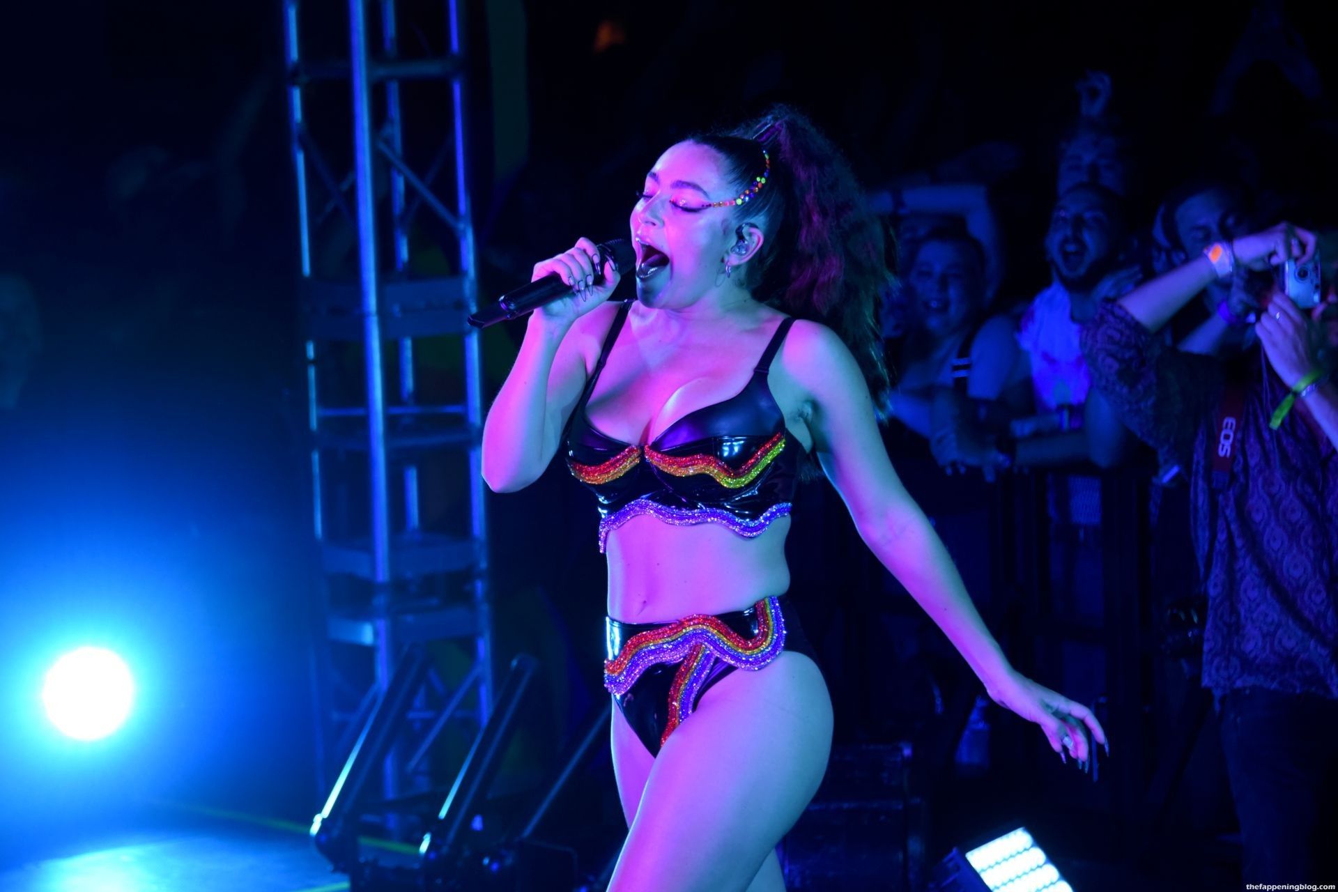 Charli-XCX-Sexy-on-Stage-24-thefappeningblog.com_.jpg