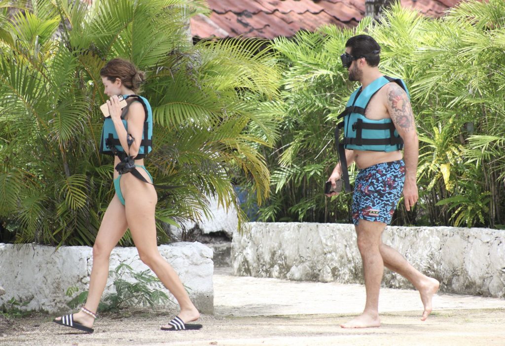 Jesse Metcalfe shows off his ripped body as he is seen on vacation with gir...