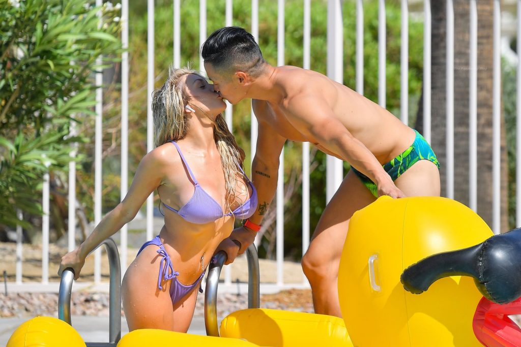 Courtney Stodden Flashes Her Areolas as She Enjoys a Day in the Pool (20 Photos)