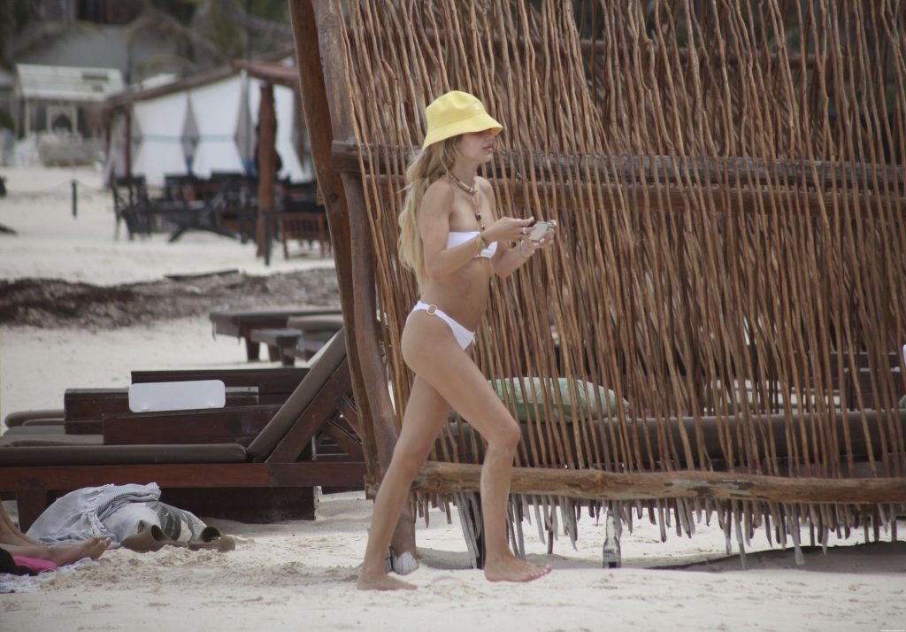Delilah Hamlin Hits the Beach with Friends in Mexico (43 Photos)