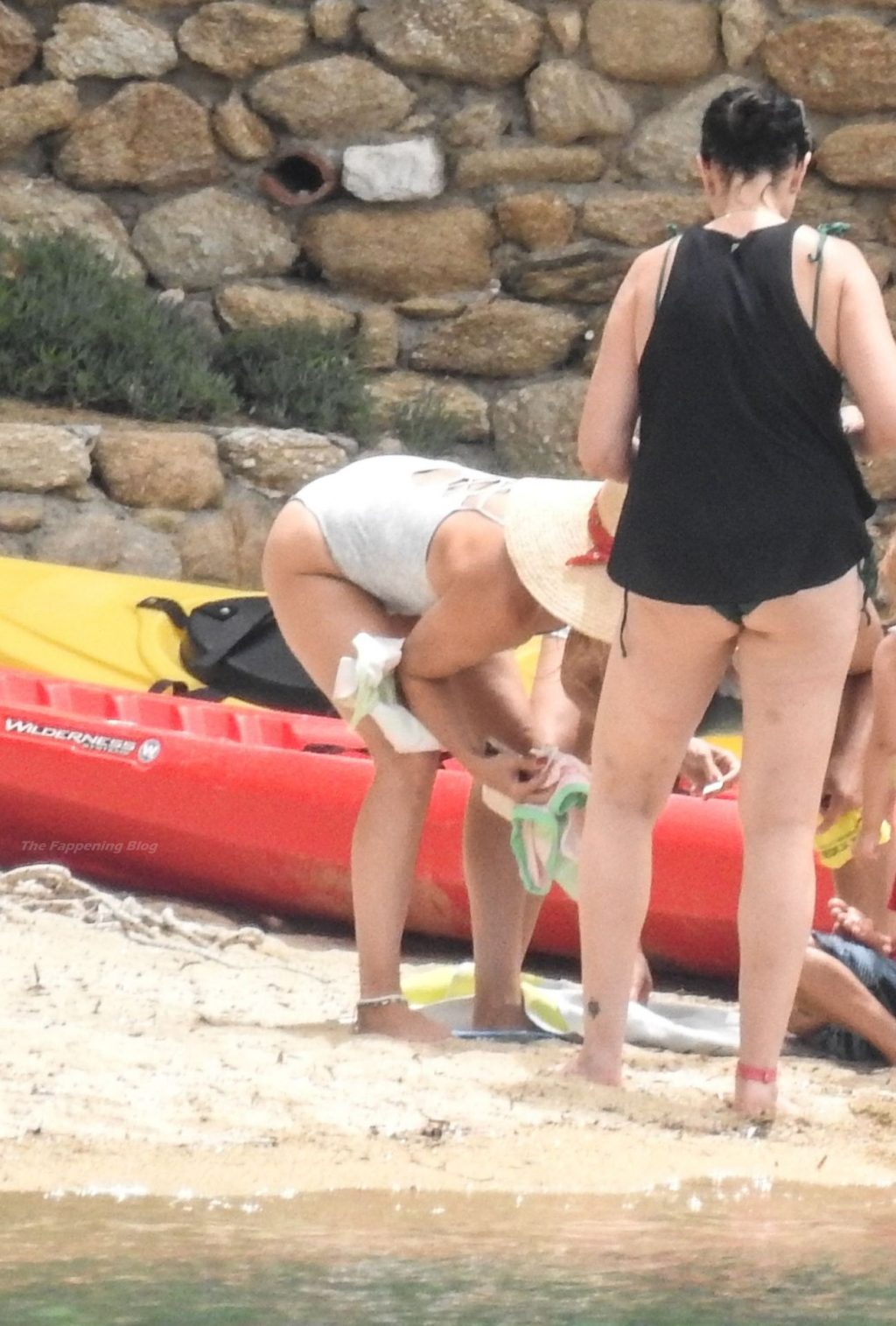Kate Hudson is Seen Having Fun at the Beach at Skitahos Island in Greece (21 Photos)