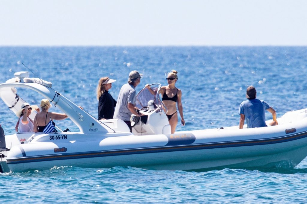 Kate Hudson &amp; Danny Fujikawa Have Fun On a Speedboat With Kurt Russell and Goldie Hawn (39 Photos)