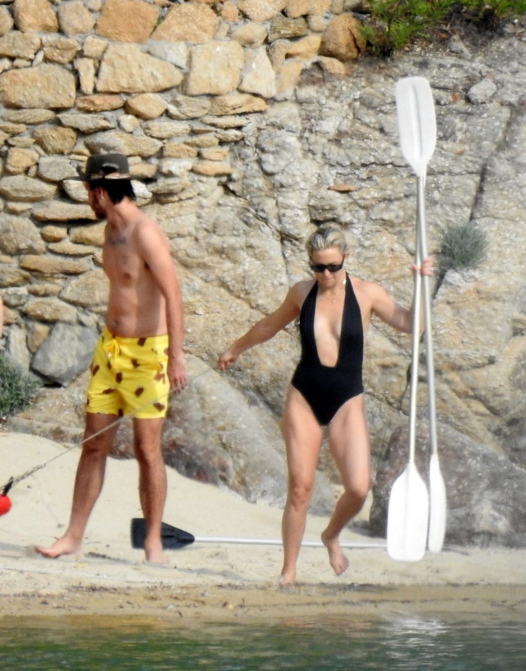 Kate Hudson Kisses Boyfriend Danny Fujikawa On The Beach In Greece (56 Photos)