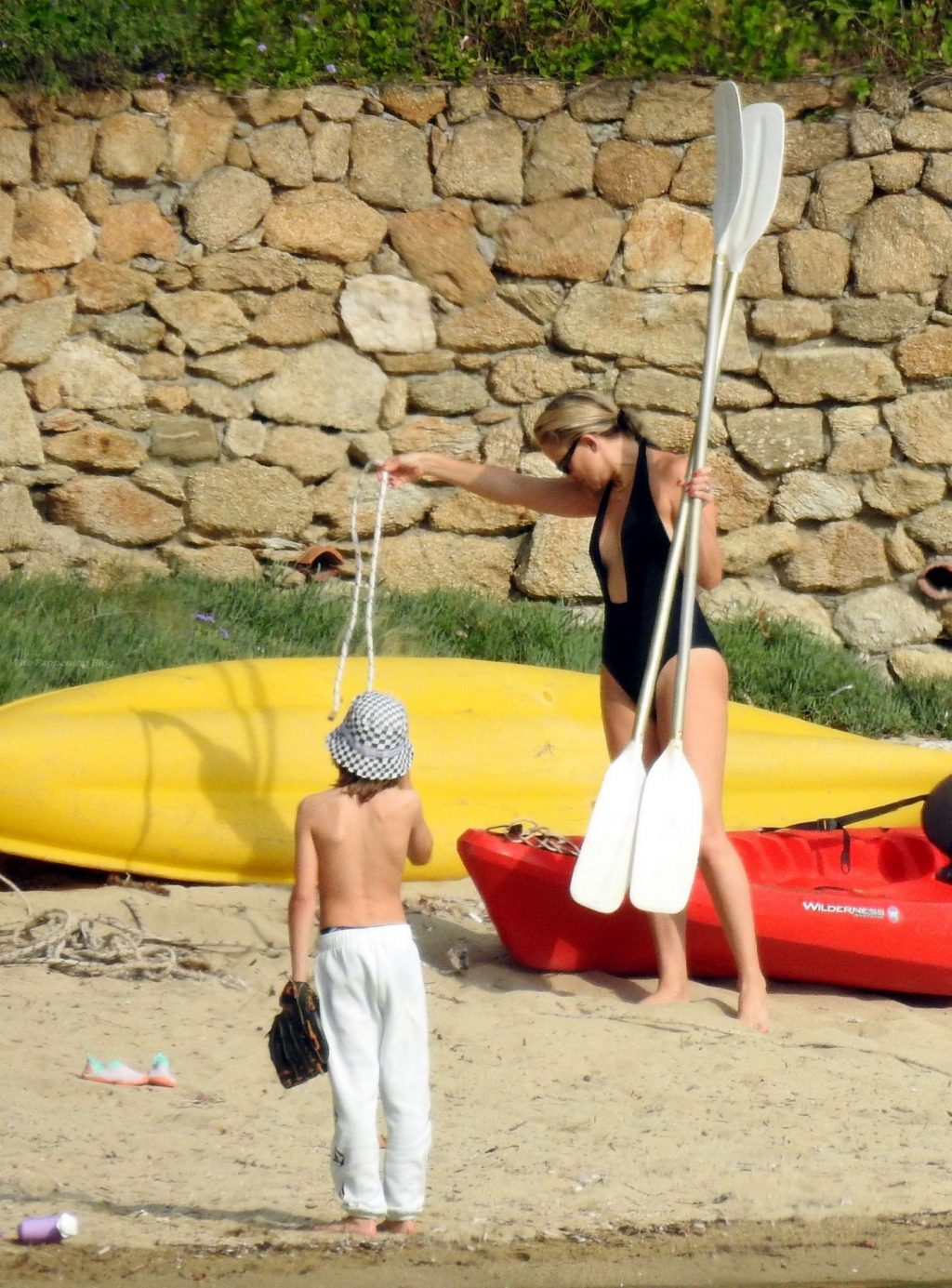 Kate Hudson Kisses Boyfriend Danny Fujikawa On The Beach In Greece (56 Photos)