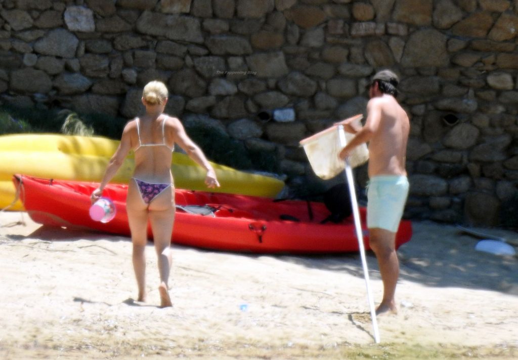 Kate Hudson &amp; Danny Fujikawa Are Seen at the Beach in Greece (34 Photos)