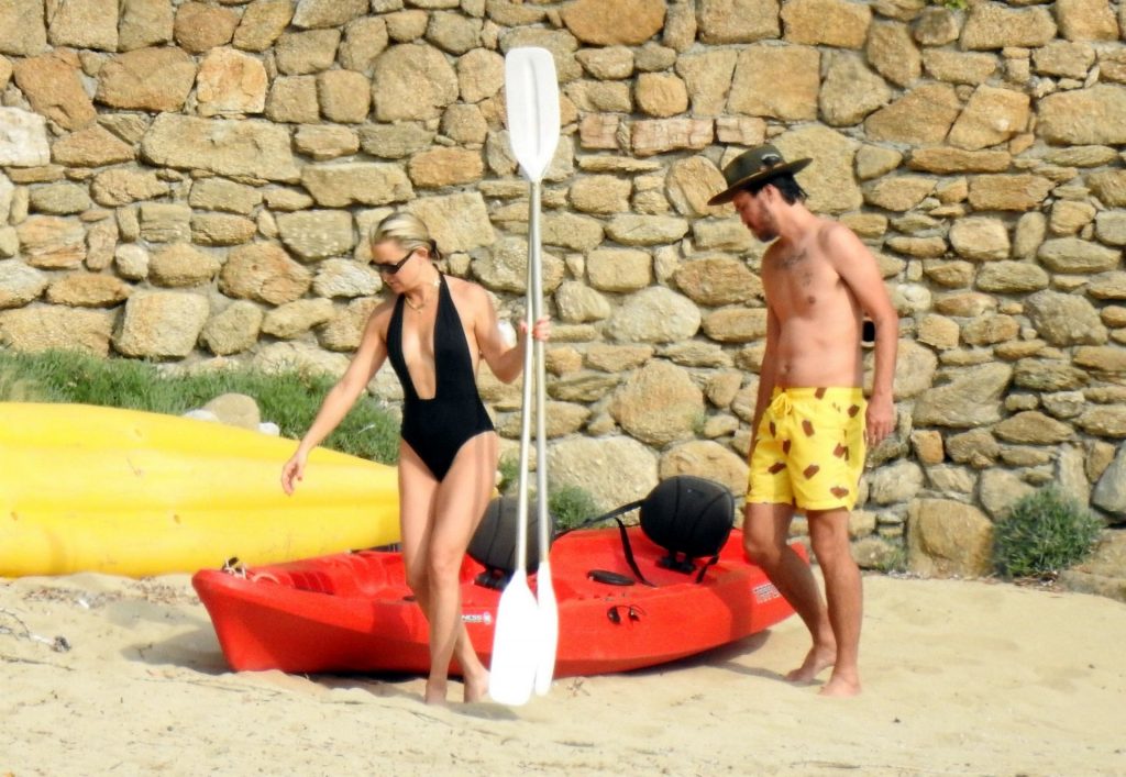 Kate Hudson Kisses Boyfriend Danny Fujikawa On The Beach In Greece (56 Photos)