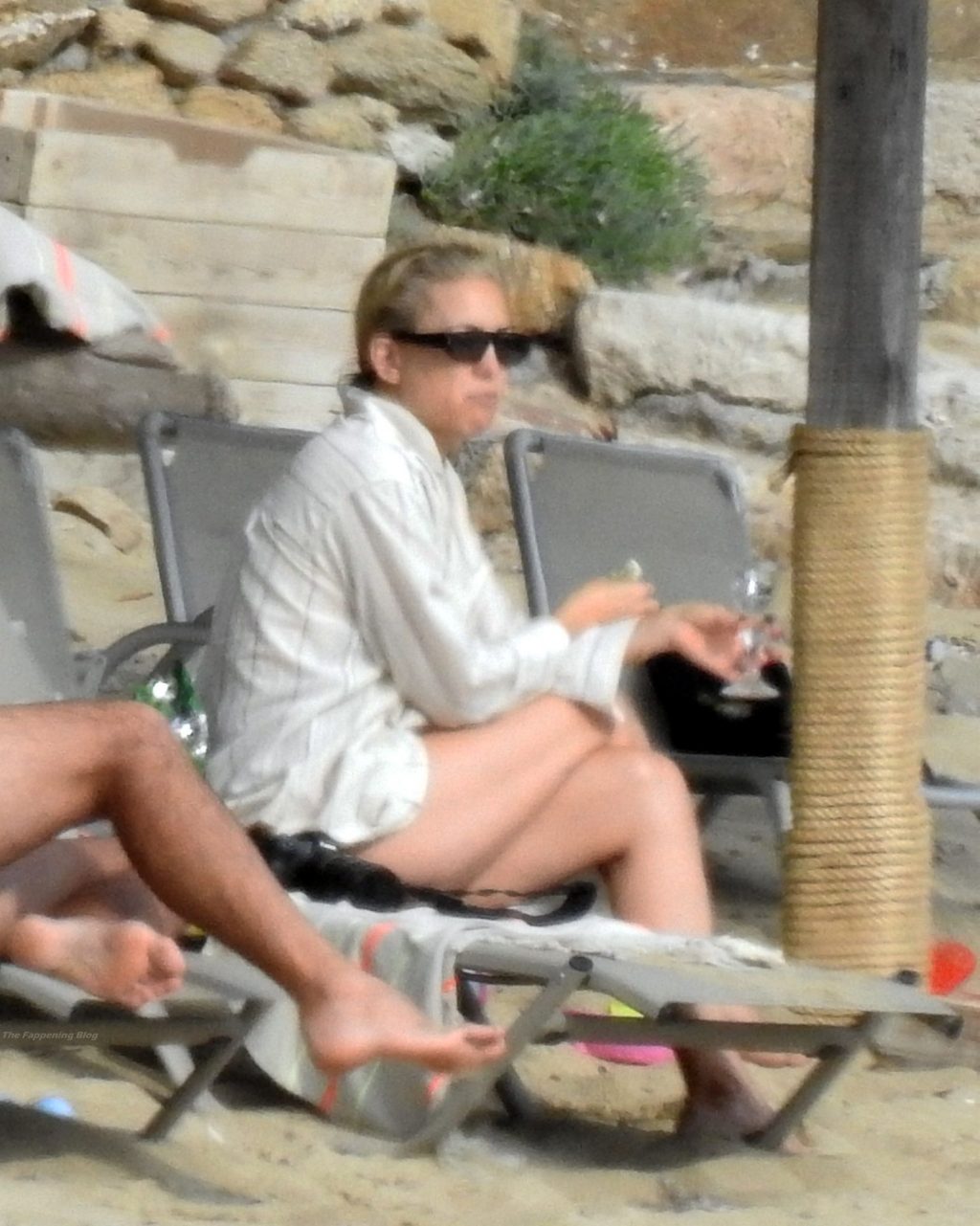 Kate Hudson Kisses Boyfriend Danny Fujikawa On The Beach In Greece (56 Photos)