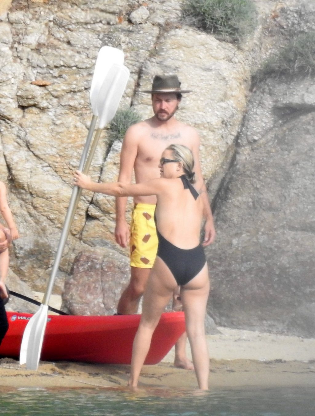 Kate Hudson Kisses Boyfriend Danny Fujikawa On The Beach In Greece (56 Photos)