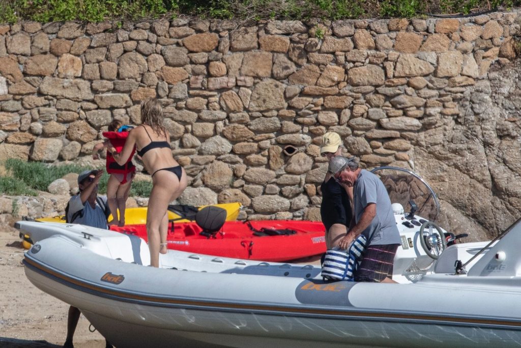 Kate Hudson &amp; Danny Fujikawa Kickoff Summer in Greece (12 Photos)