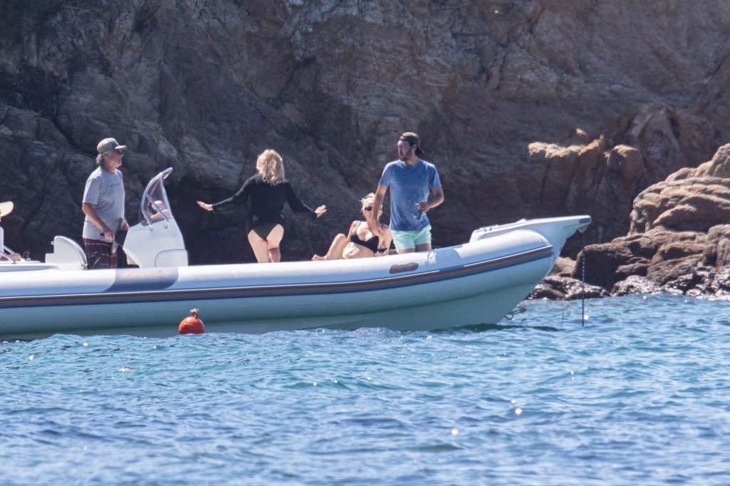 Kate Hudson &amp; Danny Fujikawa Have Fun On a Speedboat With Kurt Russell and Goldie Hawn (39 Photos)