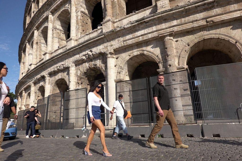 Kim Kardashian is Pictured Sightseeing in Rome (77 Photos)