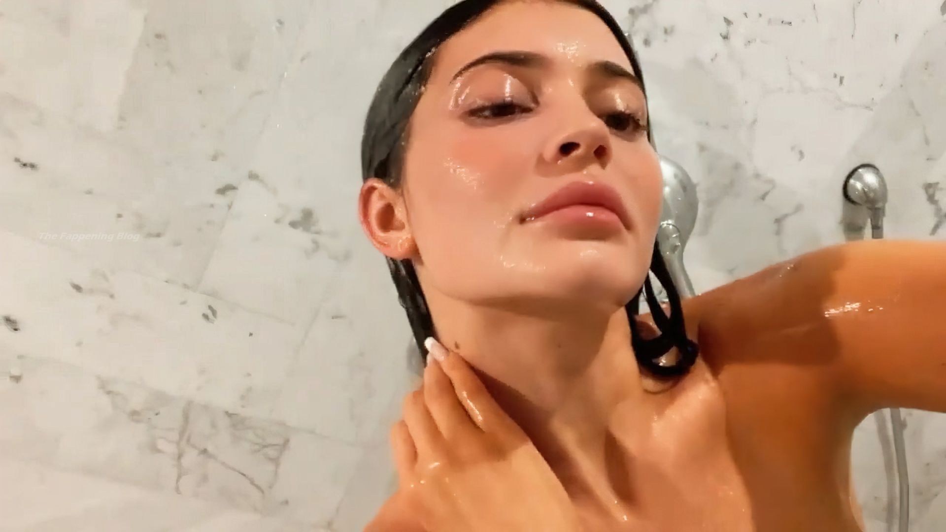 Kylie-Jenner-in-Shower-thefappeningblog.com-219-.jpg