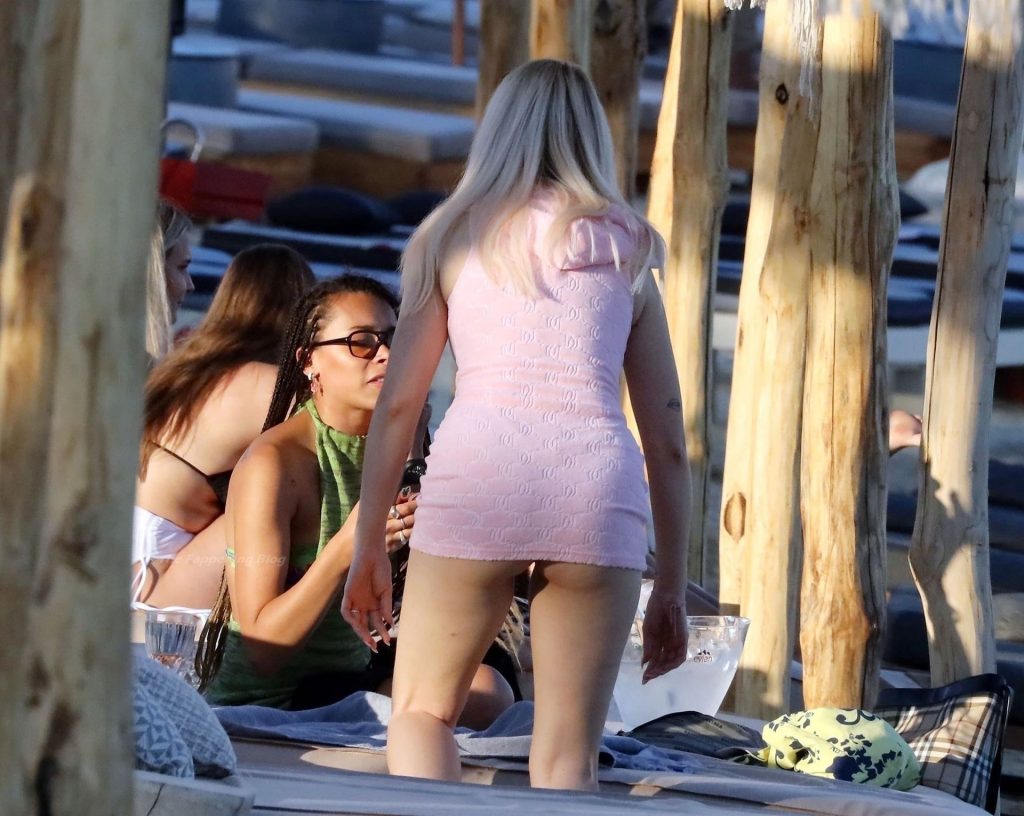 Lottie Moss is Seen Having a Drink While Enjoying the Sunset with Friends in Mykonos (23 Photos)