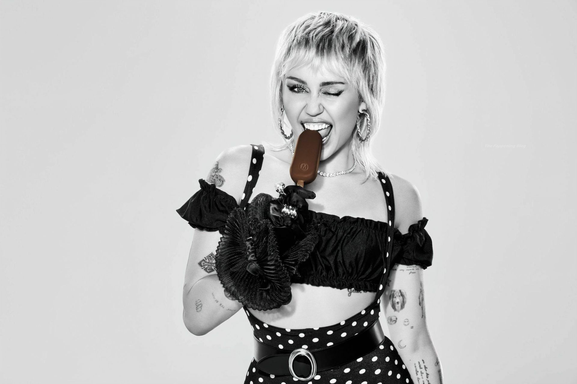 Miley-Cyrus-Sexy-Photoshoot-13-thefappeningblog.com_.jpg