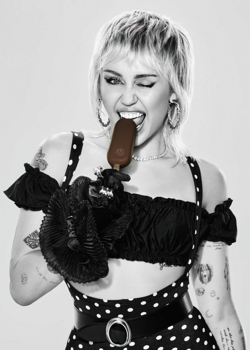 Miley Cyrus Sexy (16 Photos + Video)