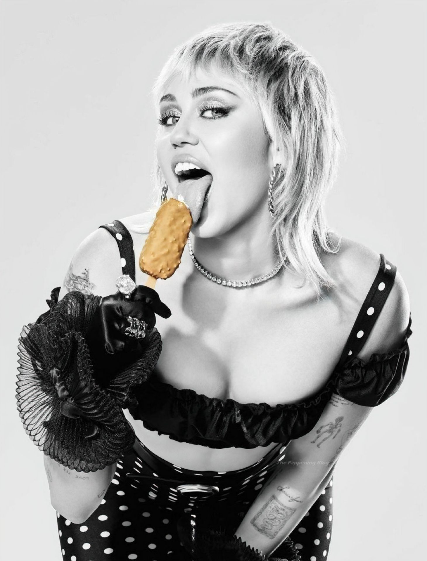 Miley-Cyrus-Sexy-Photoshoot-6-thefappeningblog.com_.jpg