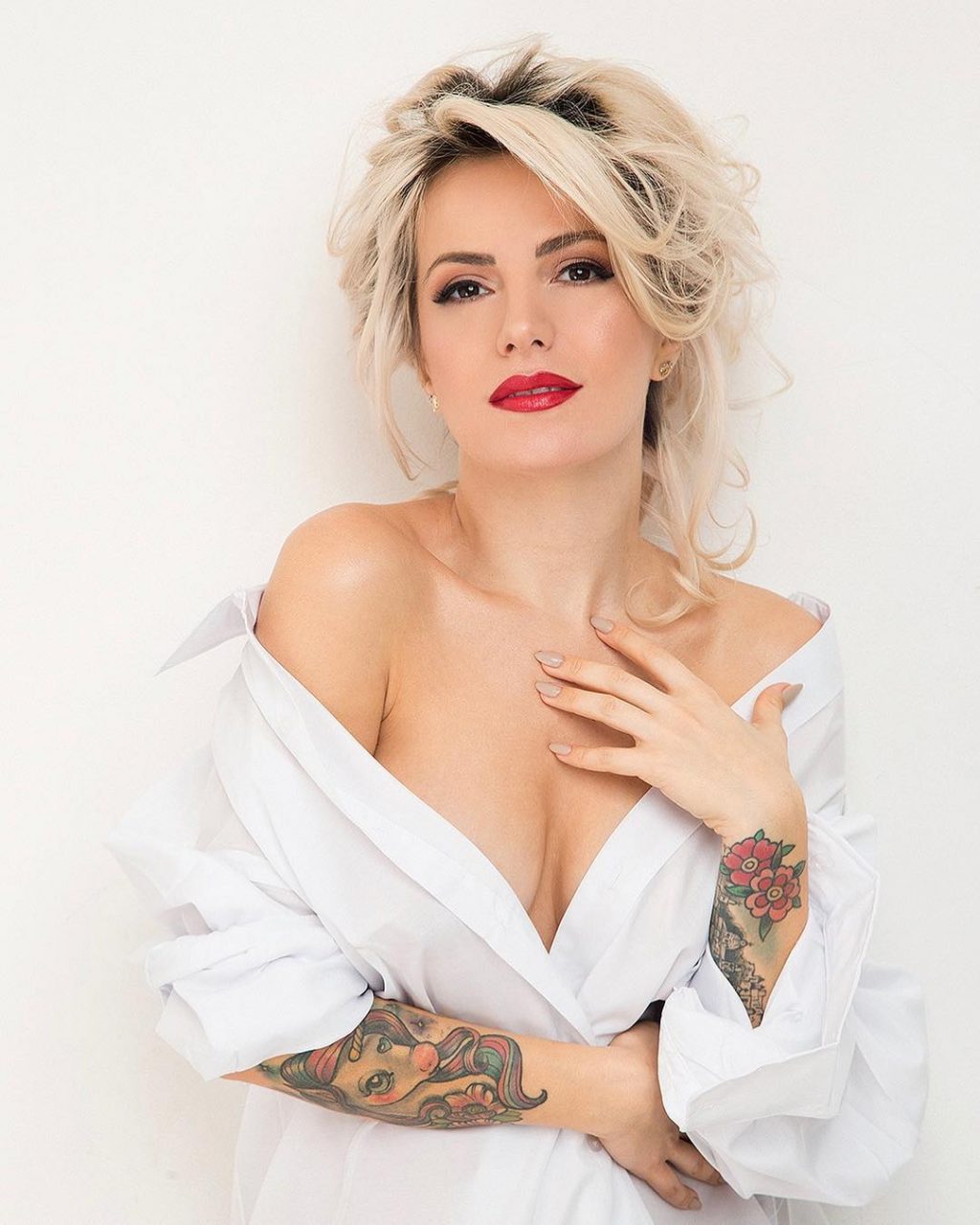 Poli Genova Sexy &amp; Topless (41 Photos + Video)