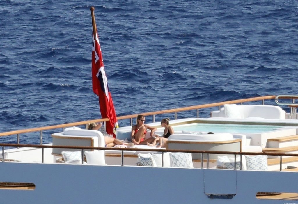 Sofia Richie Sunbathes with Her Sister Nicole While on Holiday Out in Mykonos (16 Photos)