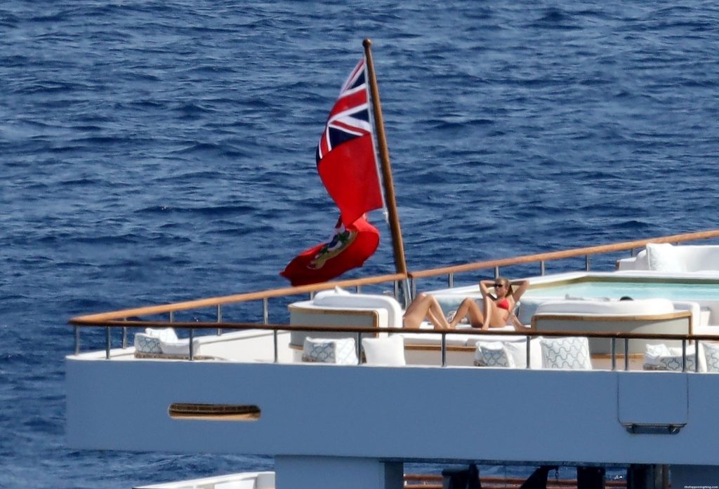 Sofia Richie Sunbathes with Her Sister Nicole While on Holiday Out in Mykonos (16 Photos)