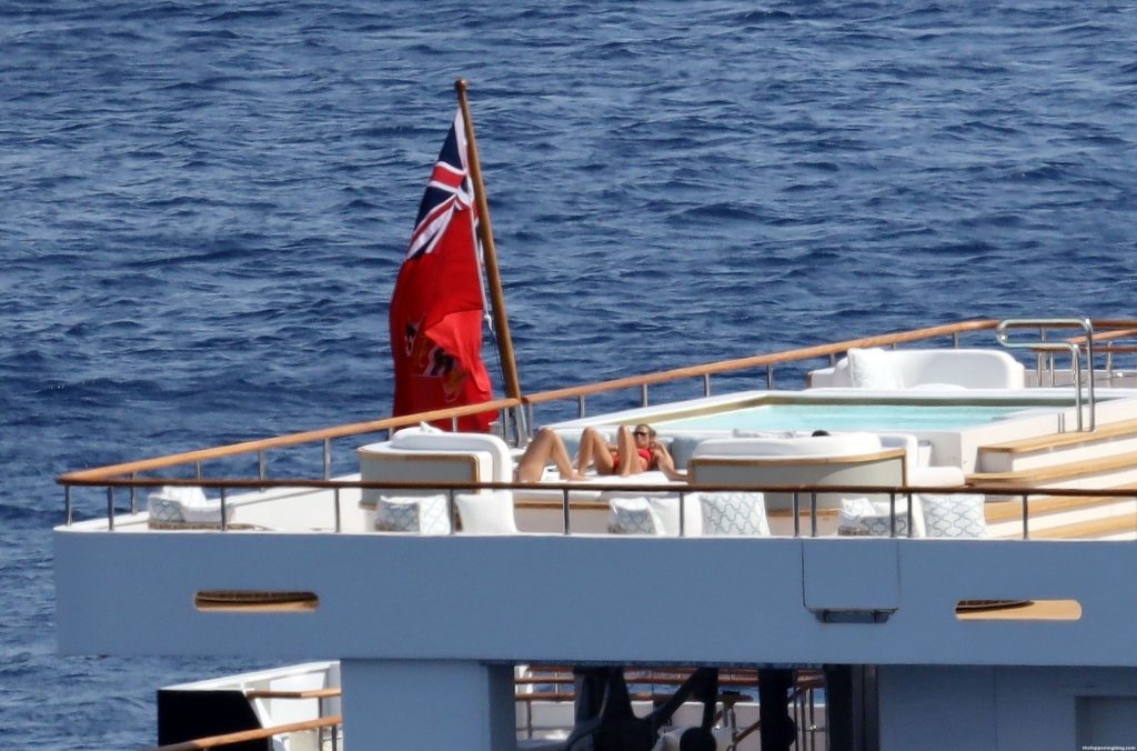 Sofia Richie Sunbathes with Her Sister Nicole While on Holiday Out in Mykonos (16 Photos)