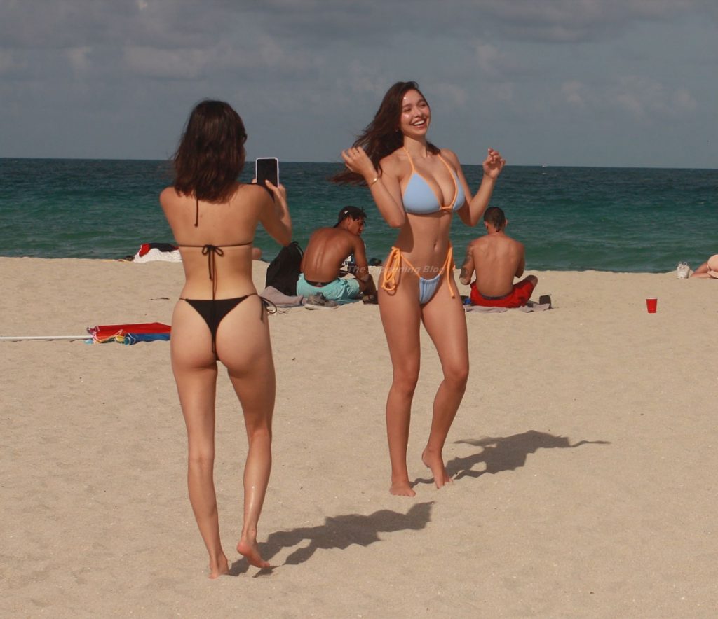 Sophie Mudd Laughs While Taking Pics at the Beach in Miami (15 Photos)