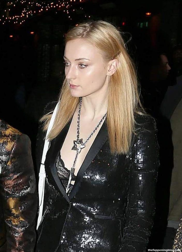 Sophie Turner Sexy Collection – Part 2 (140 Photos + Videos)