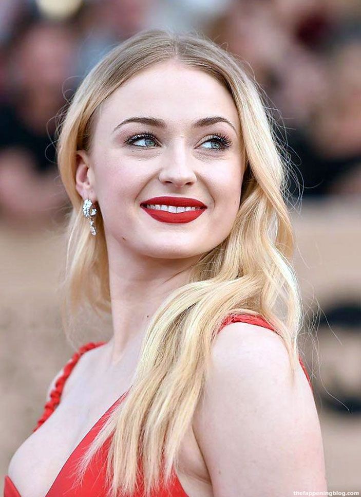 Sophie Turner Sexy Collection – Part 2 (140 Photos + Videos)