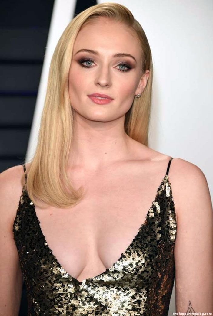 Sophie Turner Nude &amp; Sexy Collection – Part 2 (160 Photos + Videos) [Updated 09/07/21]