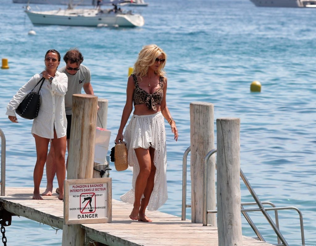 Barefoot Victoria Silvstedt is Seen Arriving at Club 55 in Saint Tropez (45 Photos)