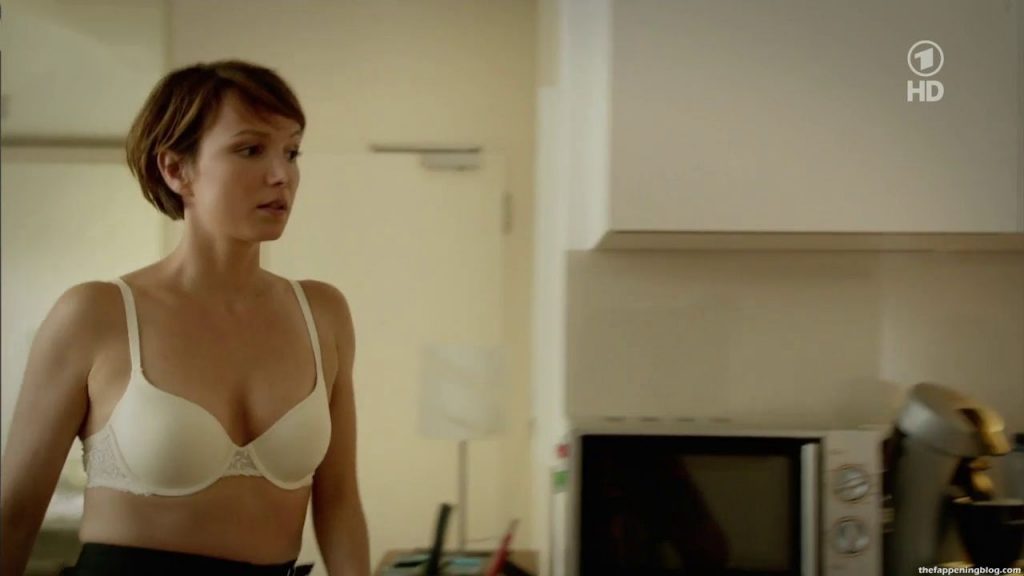 Julia Koschitz Nude &amp; Sexy (27 Photos + Video)