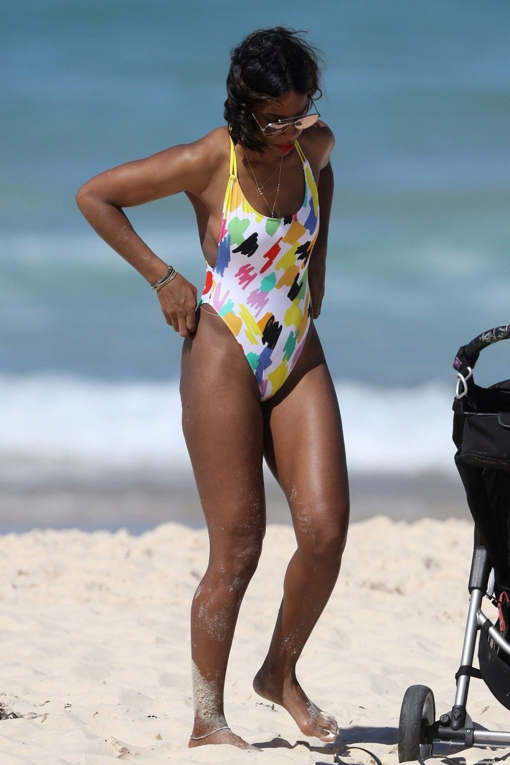 Kelly Rowland nude & bikini pics.