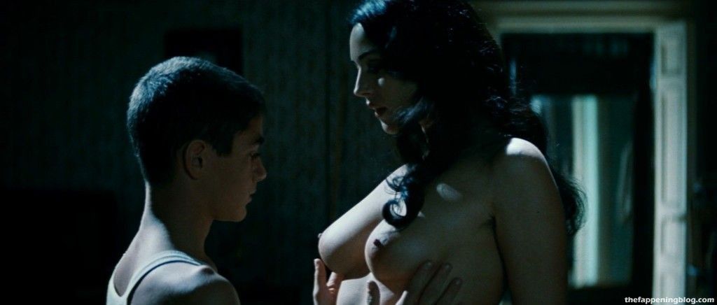 Monica Bellucci Nude &amp; Sexy Collection – Part 2 (150 Photos + Videos)