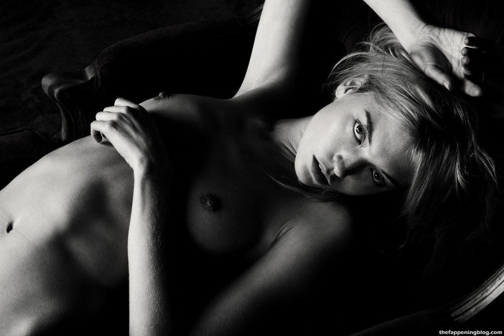 stella-maxwell-nude-251710-thefappeningblog.com_.jpg