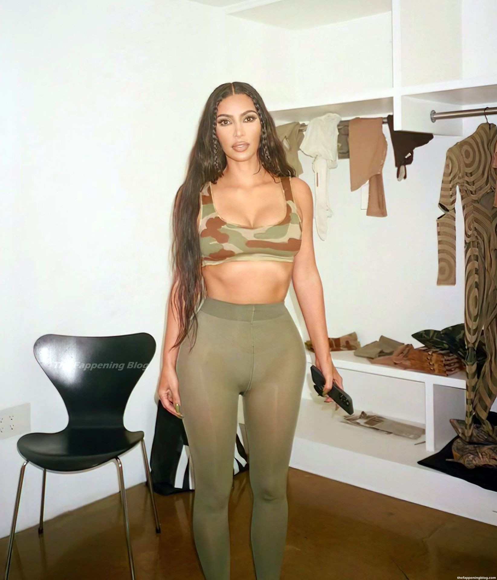 0601082634864_108_Kim-Kardashian-nude-topless-porn-bikini-feet-ass-tits-pussynew-9-thefappeningblog.com1_.jpg