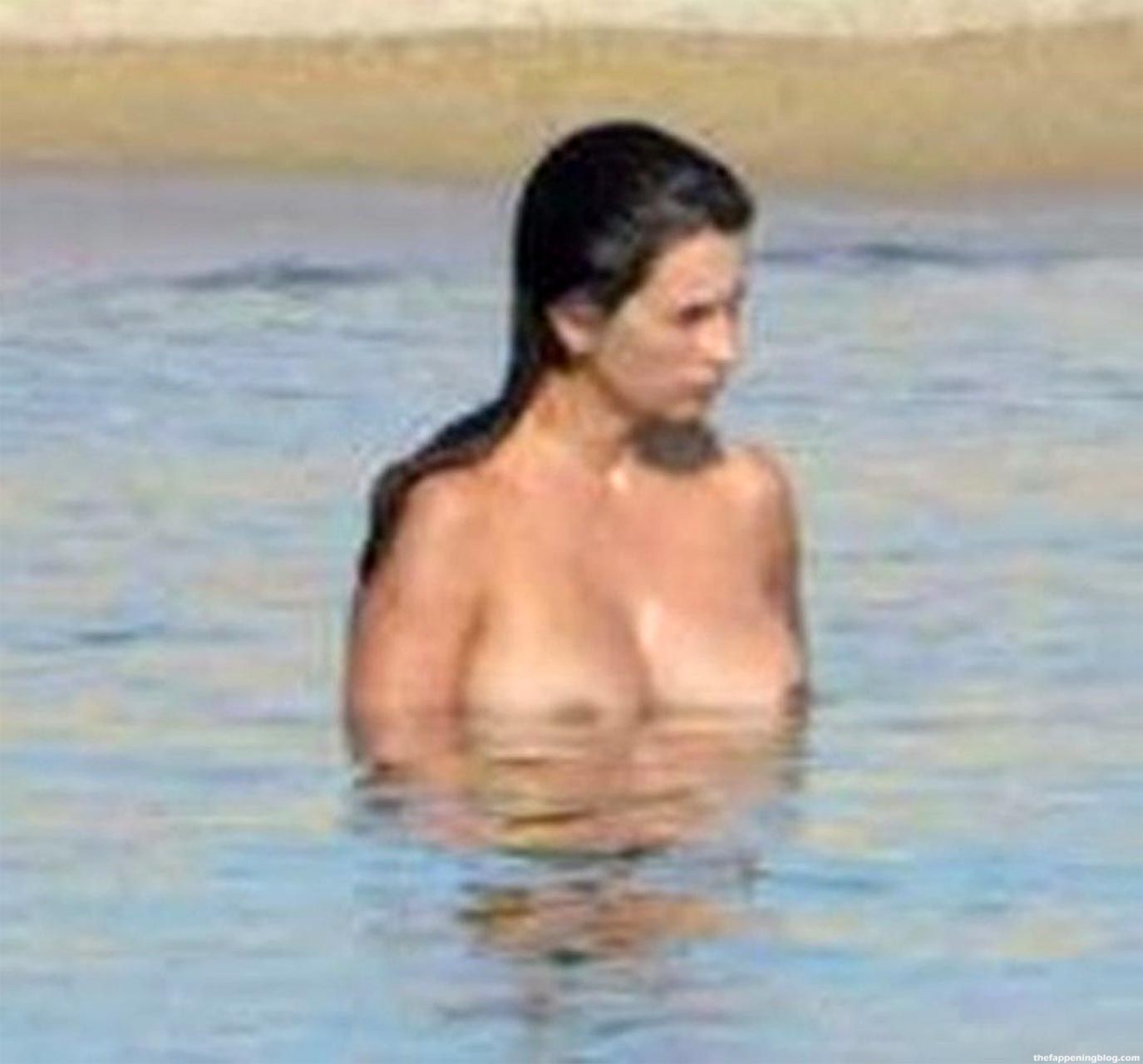 0610183556664_002_03-Penelope-Cruz-Topless-Nude-Paparazzi-thefappeningblog.com1_.jpg