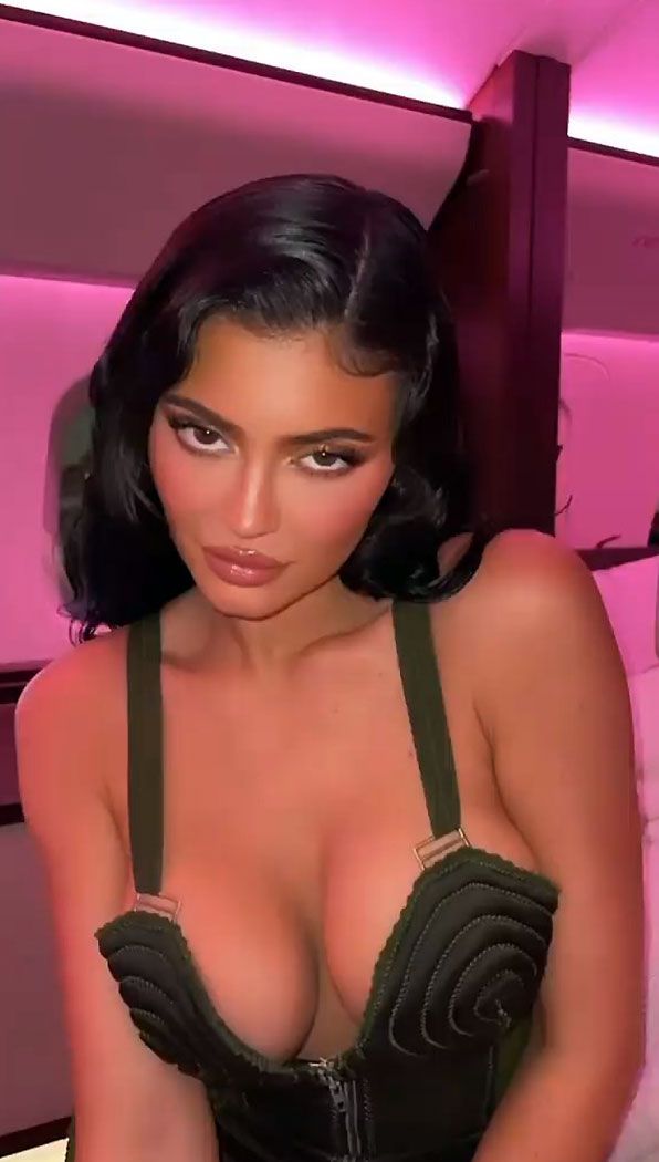 0625215925858_076_Kylie-Jenner-nudetopless-porn-hot-ass-tits-pussy-leaked-travis-scott-boyfirend-23-TFB.jpg