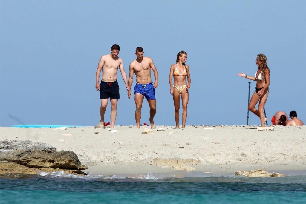 AnneKee Molenaar &amp; Matthijs de LigtEnjoy a Beach Day in Formentera (23 Photos)