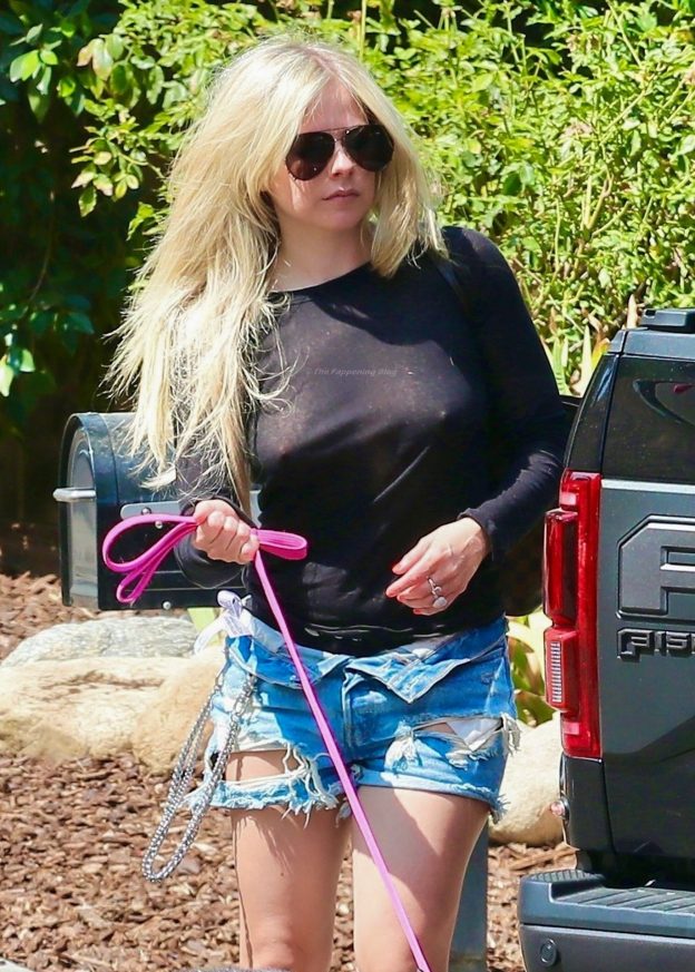 Braless Avril Lavigne And Mod Sun Arrive At A Friends House In Calabasas