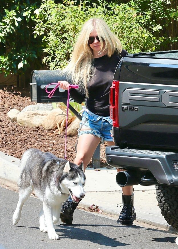 Braless Avril Lavigne And Mod Sun Arrive At A Friends House In Calabasas 32 Photos Updated