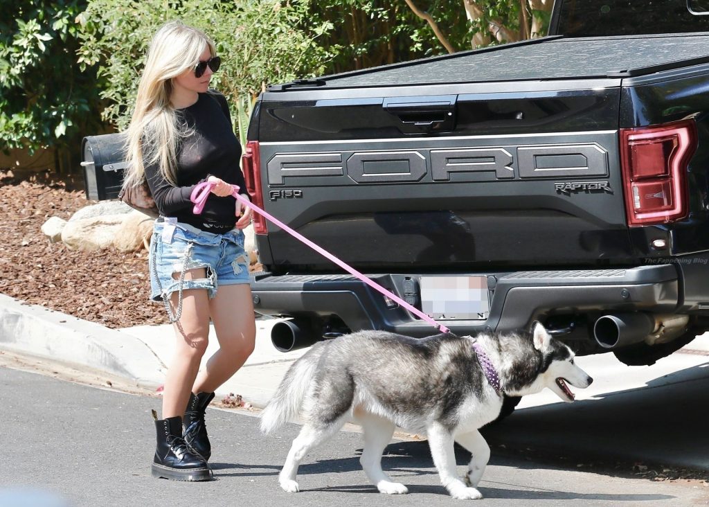 Braless Avril Lavigne &amp; Mod Sun Arrive at a Friend’s House in Calabasas (32 Photos) [Updated]