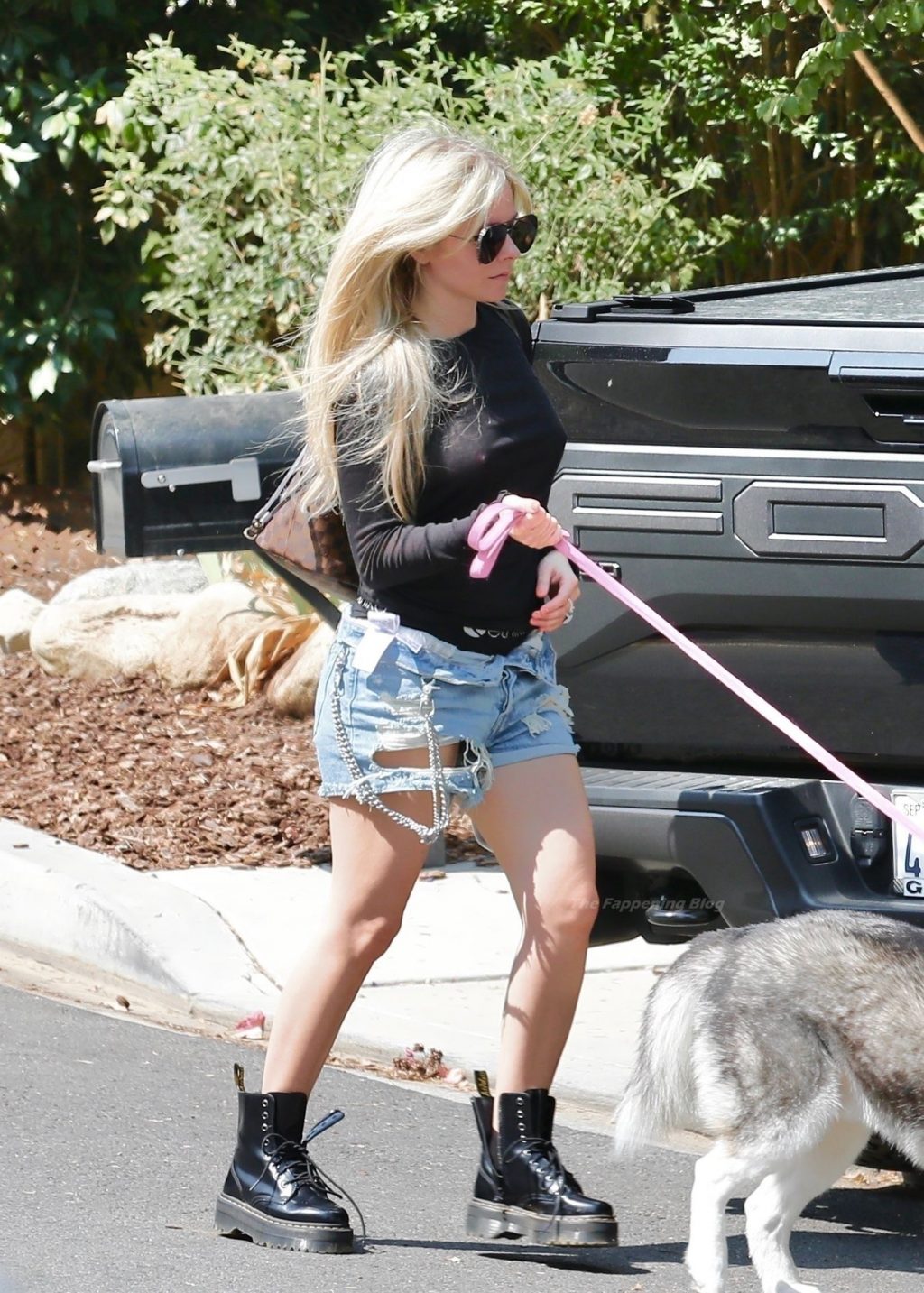 Braless Avril Lavigne &amp; Mod Sun Arrive at a Friend’s House in Calabasas (32 Photos) [Updated]
