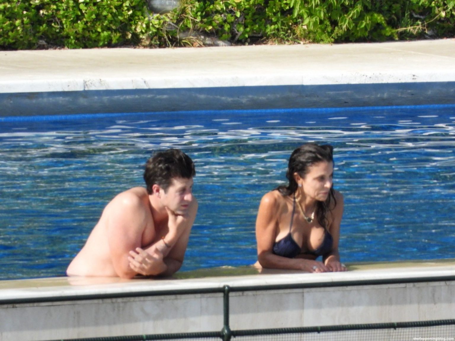 Bethenny Frankel Displays Pda With Paul Bernon In The Swimming Pool 28