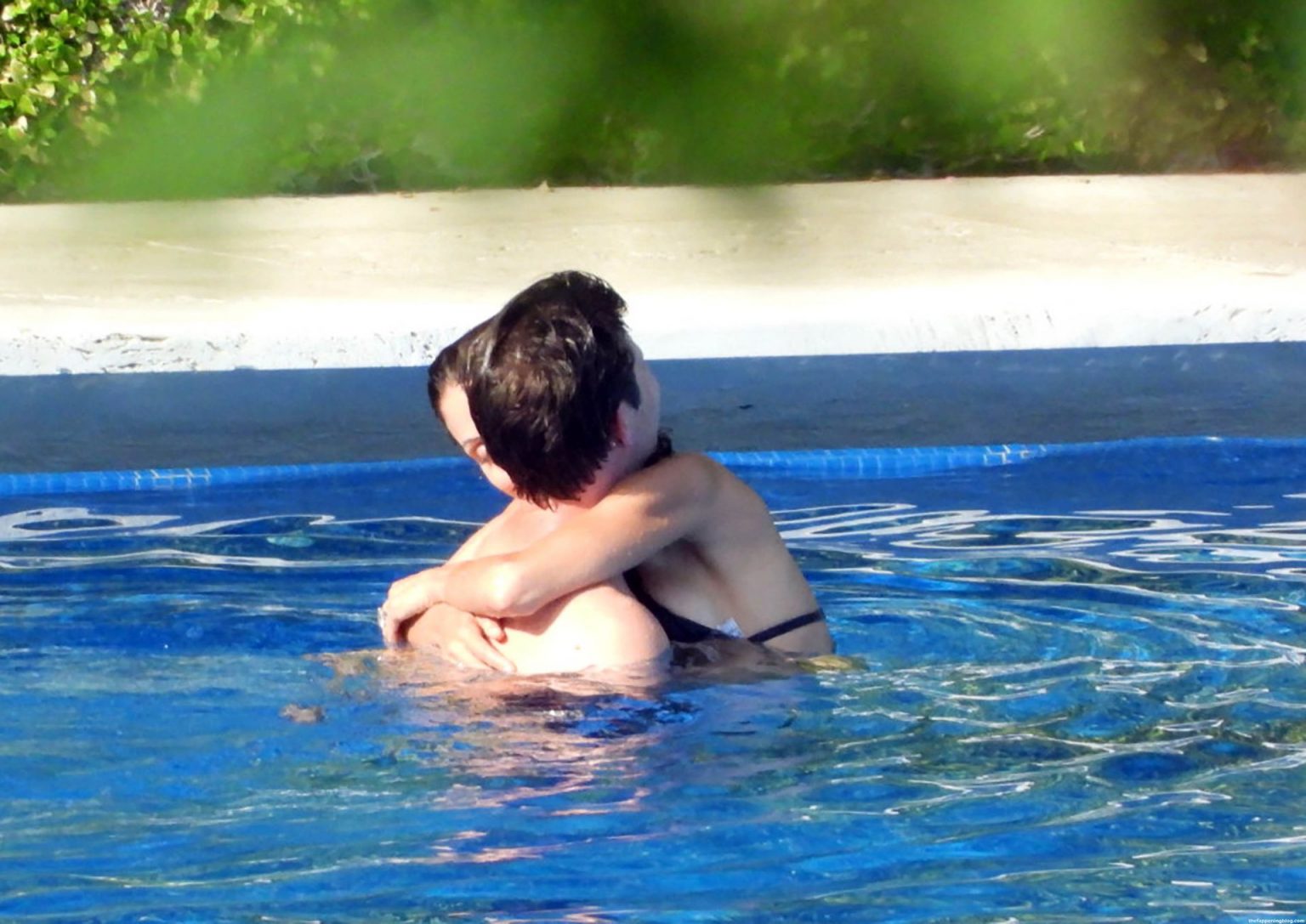 Bethenny Frankel Displays Pda With Paul Bernon In The Swimming Pool 28