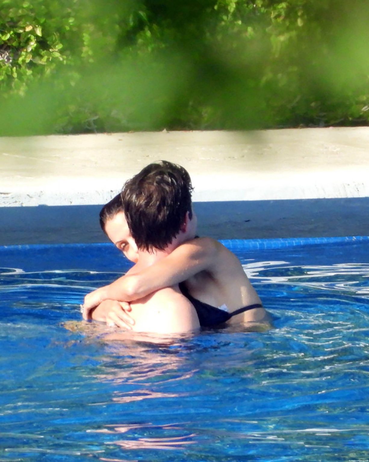 Bethenny Frankel Displays Pda With Paul Bernon In The Swimming Pool 28