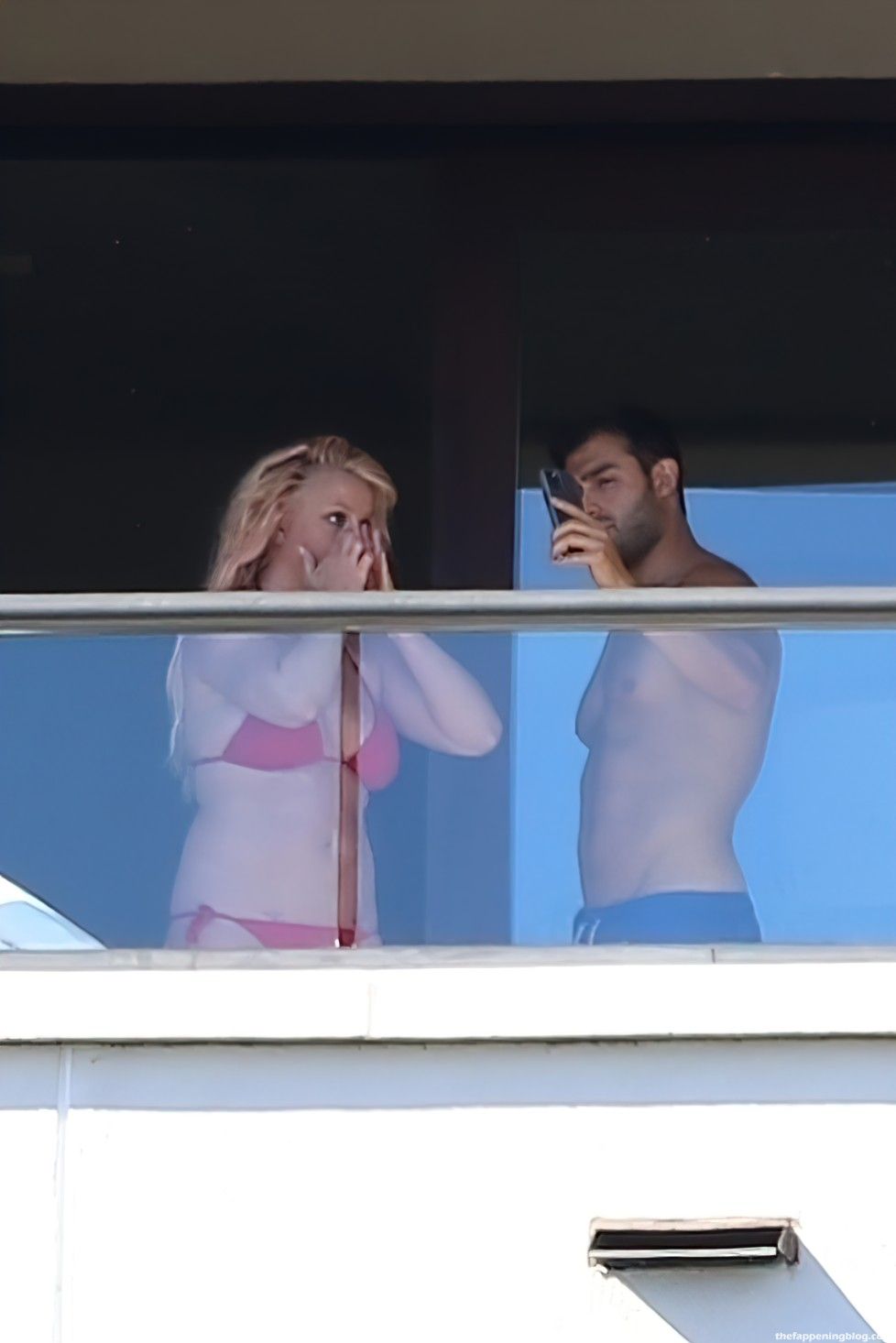 Britney Spears Snaps Pics on the Balcony While on Vacation in Maui (62 Photos)