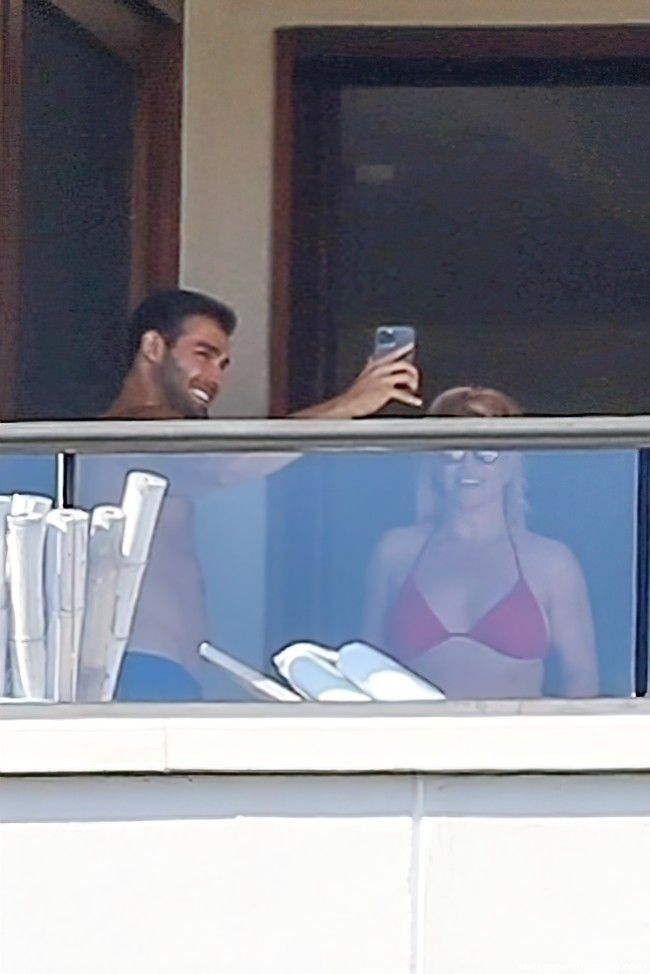 Britney Spears Snaps Pics on the Balcony While on Vacation in Maui (62 Photos)