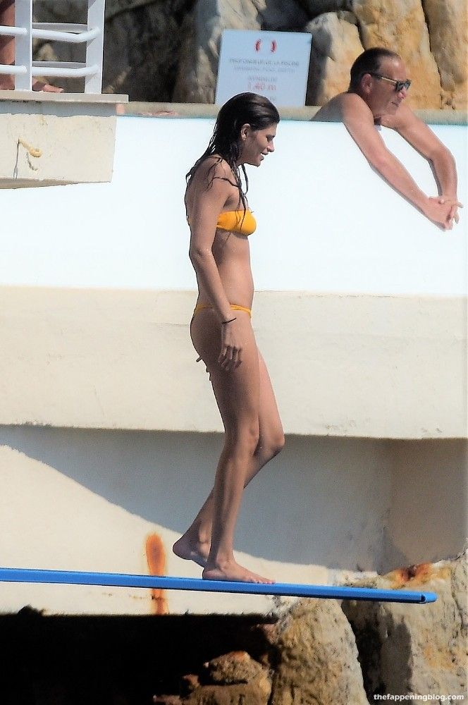 Cairo Dwek Shows Of Her Bikini Body While Enjoying the Sun at Luxury Hotel Eden Roc (32 Photos)