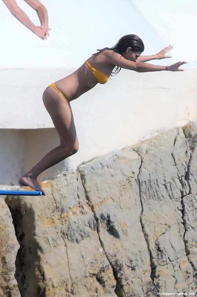 Cairo Dwek Shows Of Her Bikini Body While Enjoying the Sun at Luxury Hotel Eden Roc (32 Photos)